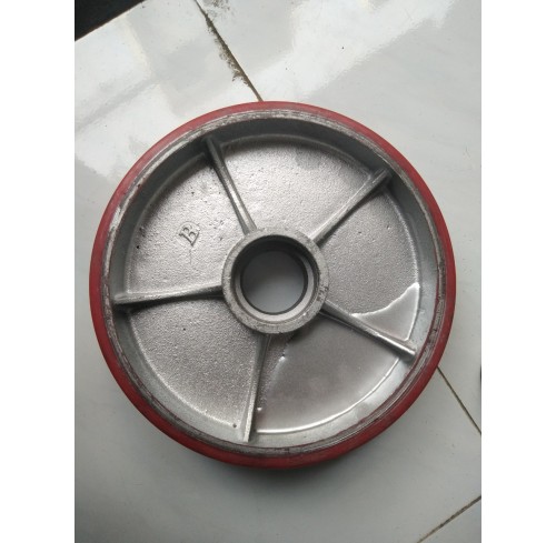 bánh sau xe nâng