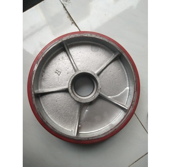 bánh sau xe nâng